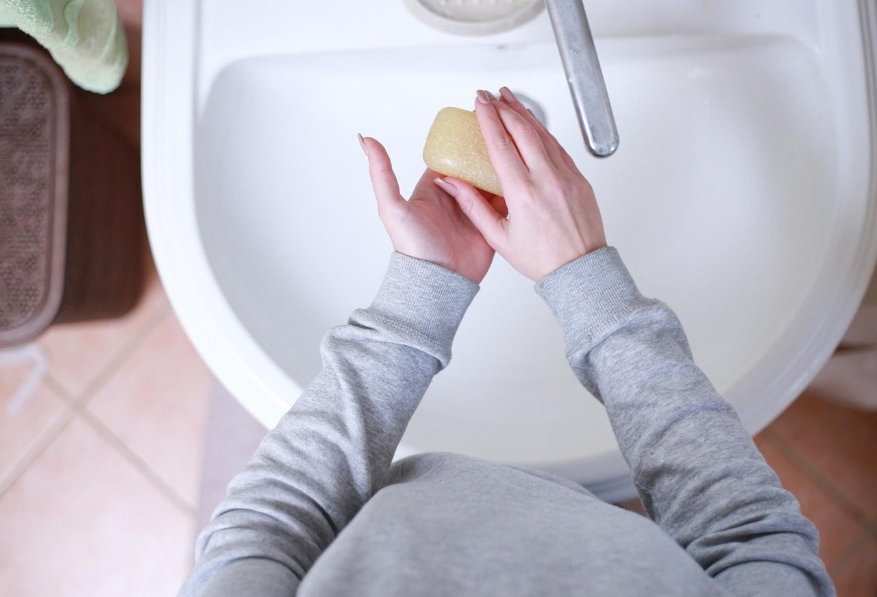 Sveže trgane zelišča in sadje na leseni površini v gorski koči